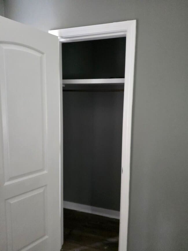 Building Photo - 3033 Woodview Dr