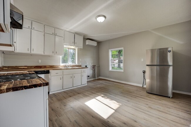 Building Photo - Freshly Updated 2 Bedroom House