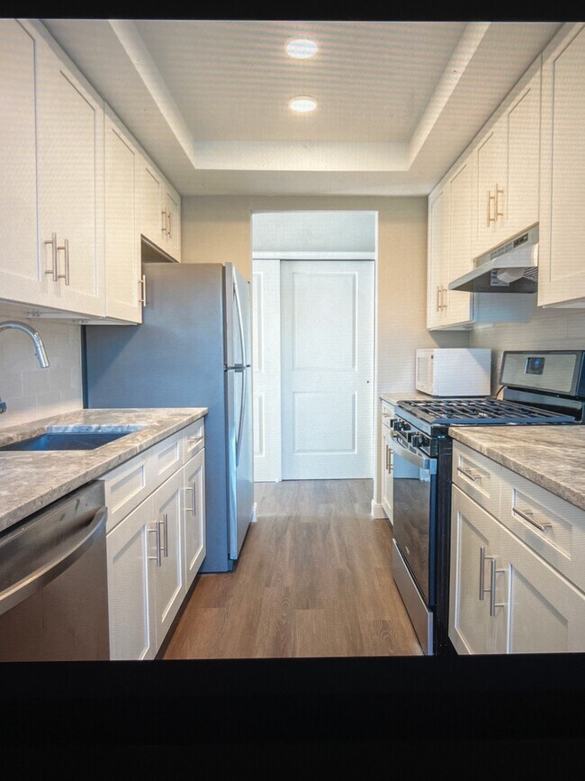 Primary Photo - 121 Wellington Ct