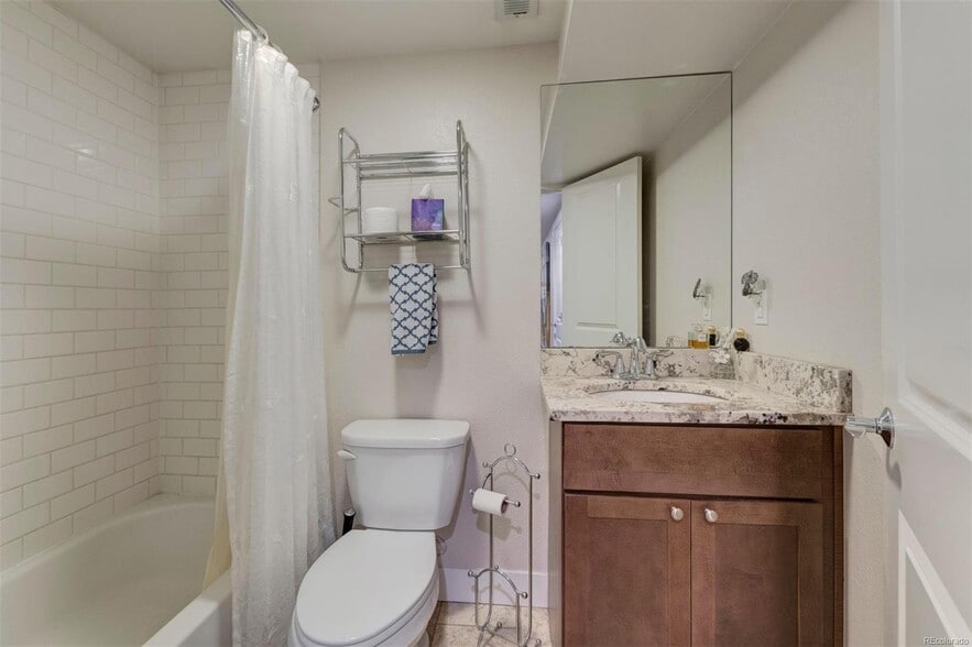 Building Photo - 920 E 24th Ave