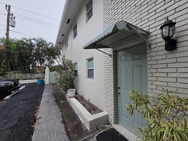 Building Photo - 1810 NE 56th St