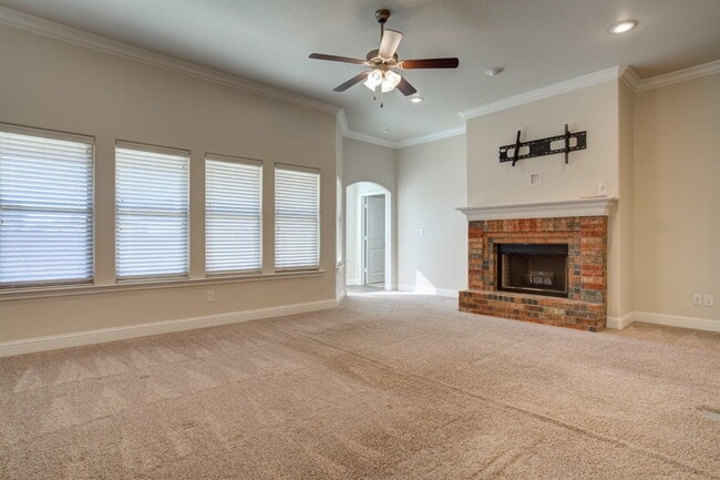 Building Photo - Immaculate newer 4/3/2 1/2 block from Quin...