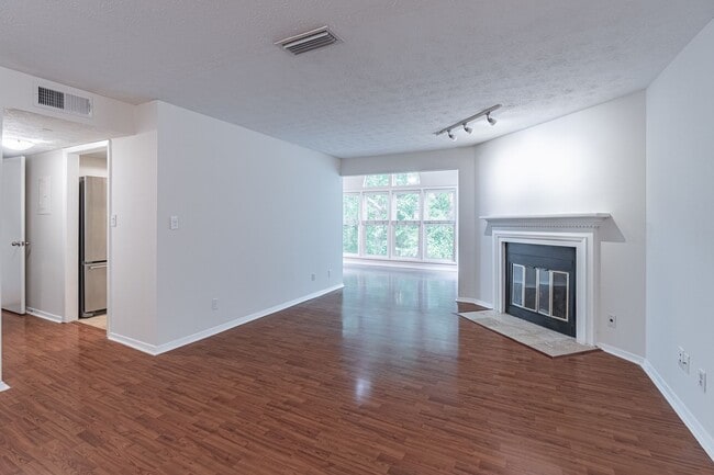 Building Photo - Welcome to this charming 2 bedroom, 2 bath...
