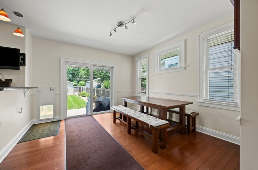 DR w Table - 2 - 402 Southwood Ave