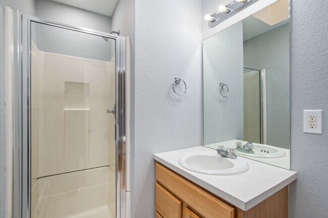 Building Photo - Cozy 1 bed 1 bath in Uptown!
