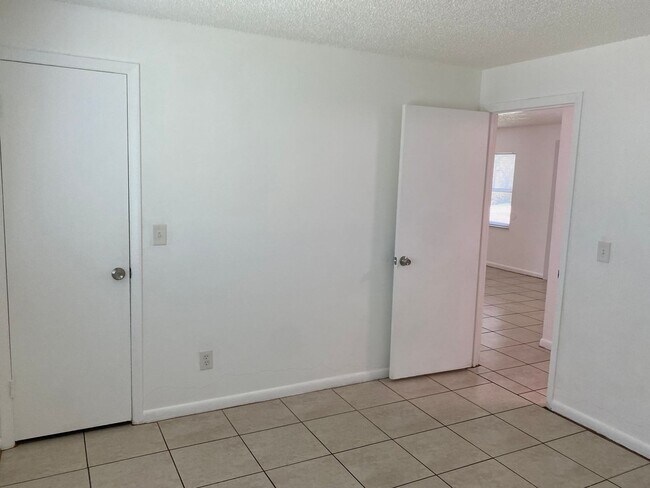 Building Photo - Vero Beach 2 Bedroom 1 Bath