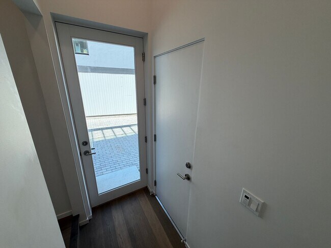 Building Photo - 2419 Binnen Ln