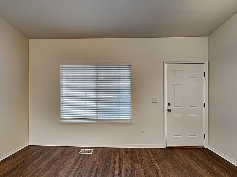 Building Photo - 802 NW 9th Pl