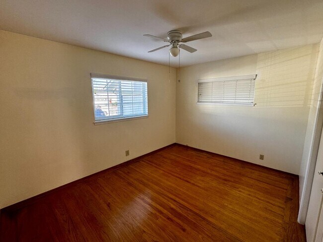 Building Photo - 5059 Bel Estos Dr