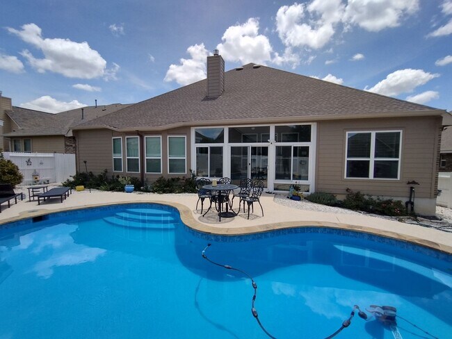 Building Photo - Beautiful 4 bedroom with a pool!!!