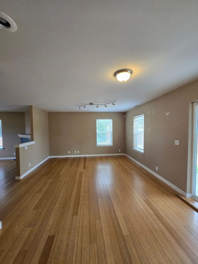 Building Photo - Beautiful 4 Bedroom 2.5 Bath in Rainier