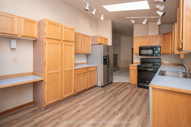 Building Photo - Clean & well kept, 3 bedroom, 2 bath!