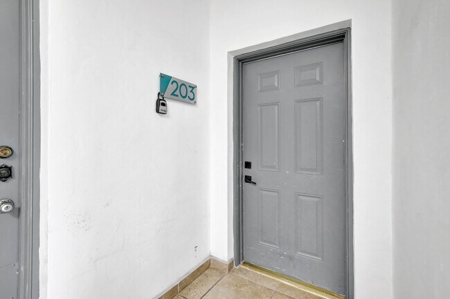 Building Photo - Las Brisas