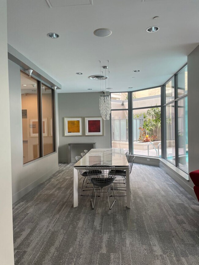 Building Photo - Gorgeous 3 Bedroom 2 Bath Condo For Rent a...