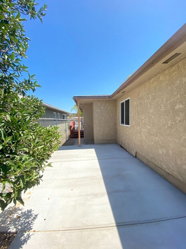 Building Photo - Remodeled 3 BR 1 BA!
