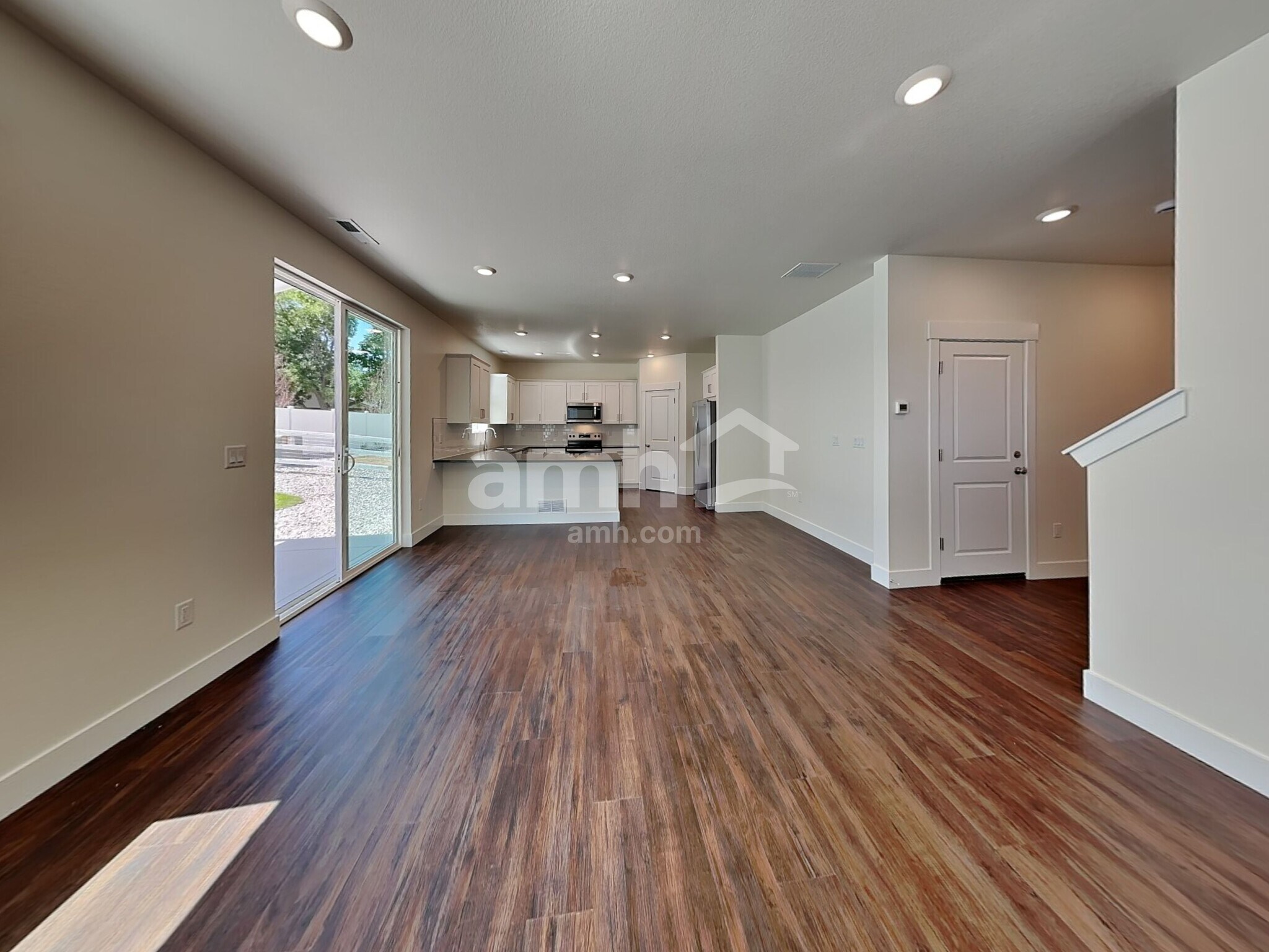 Building Photo - 823 S Oak St