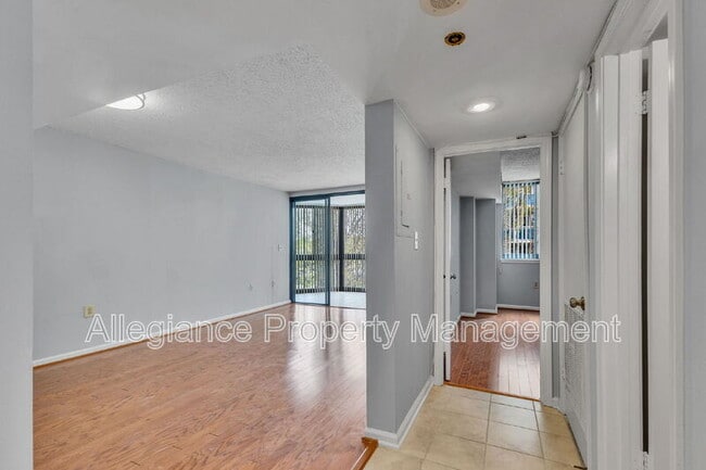 Building Photo - 1001 N Randolph St