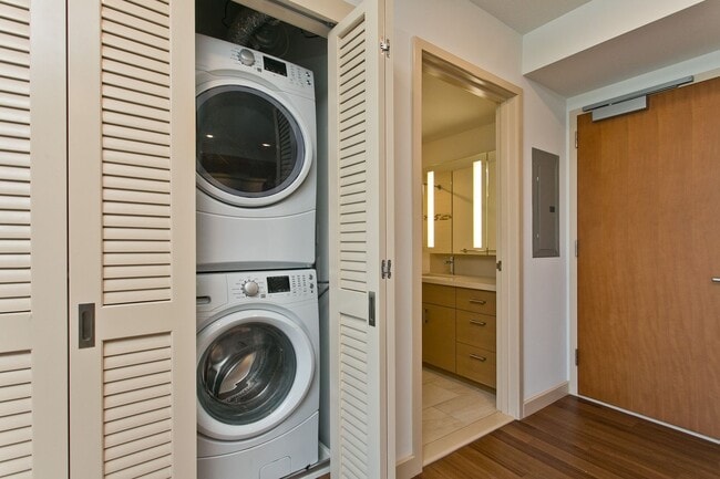 Building Photo - Available May 1st, One Bedroom One Bath Condo in Kakaako