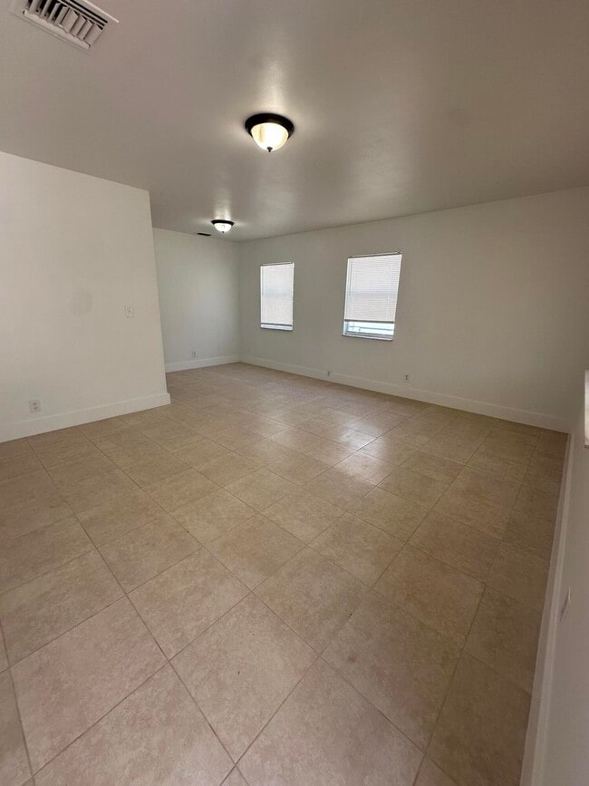 Building Photo - 410 44th St