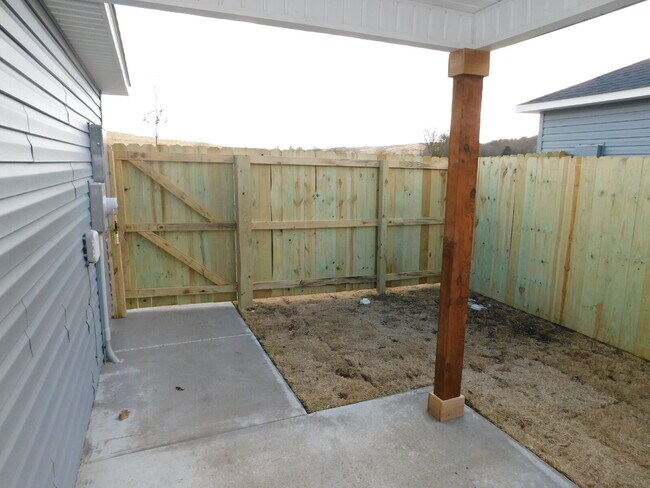 Building Photo - 3-Bedroom Home with 2 Full Baths in Prime Fayetteville Location