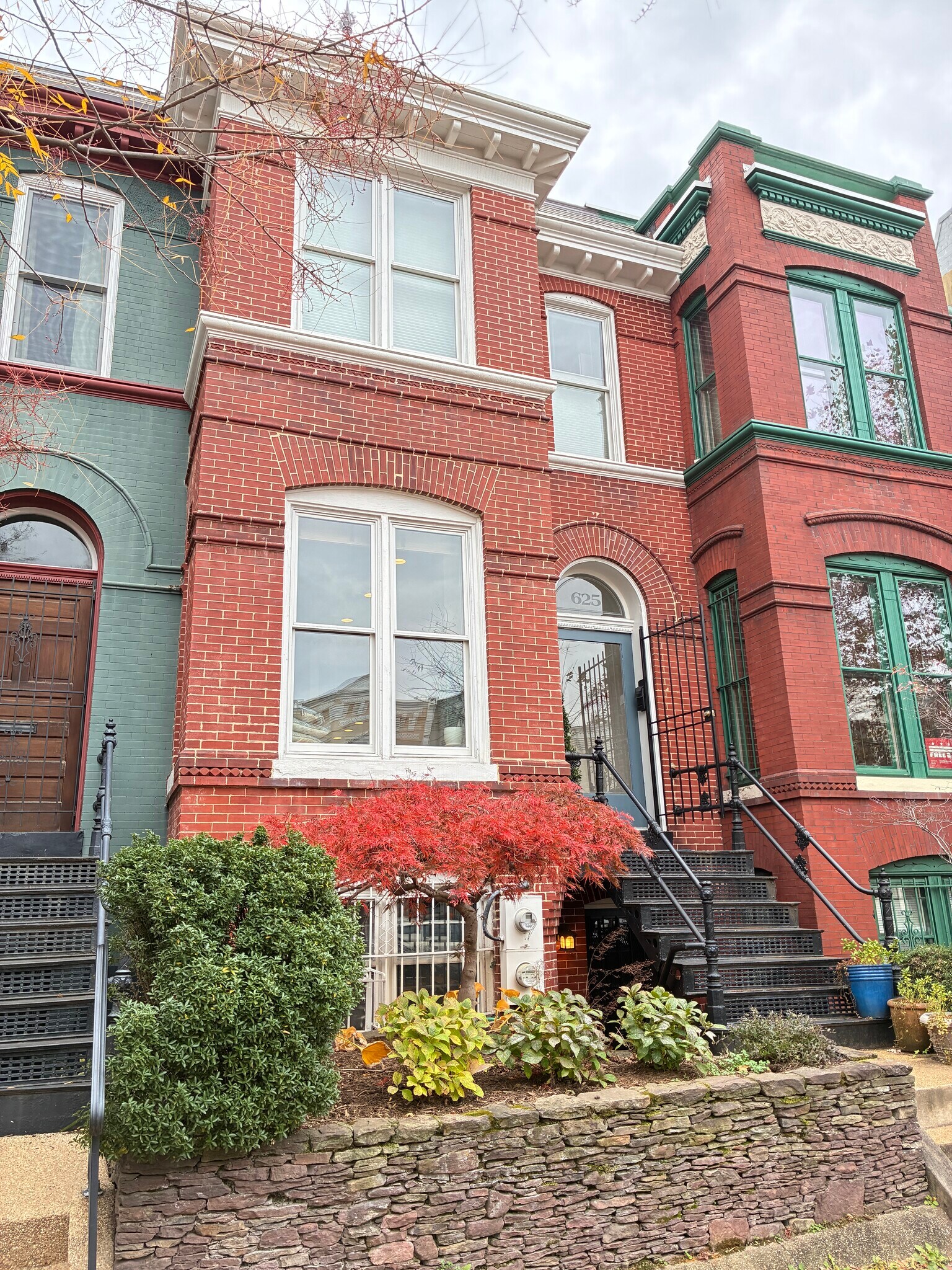 Building Photo - 625 C St NE