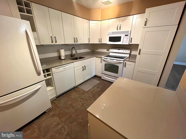 Building Photo - 4000 Gypsy Ln