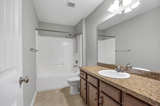 Building Photo - 5 Bedroom, 2.5 Bathroom - White Oak Subdivision - Richmond Hill