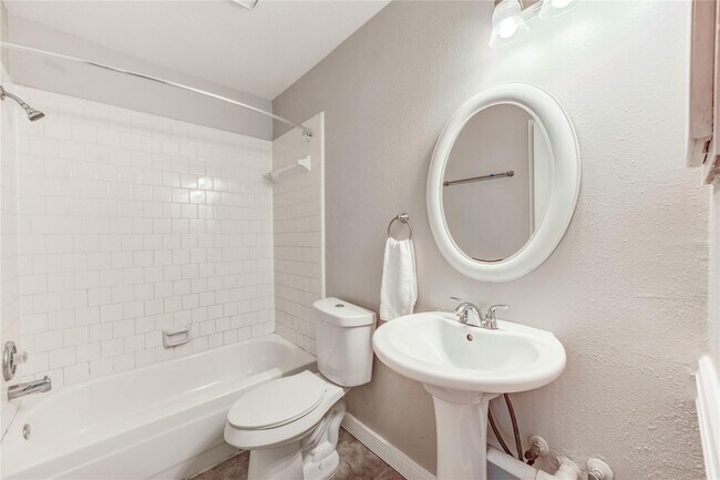 Building Photo - 5255 Beaverbrook Dr