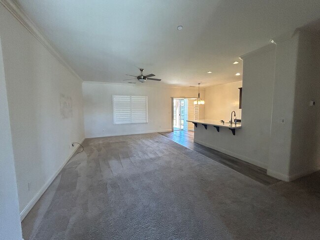 Building Photo - Don't miss out newer 4 bedroom 2 bath in K...