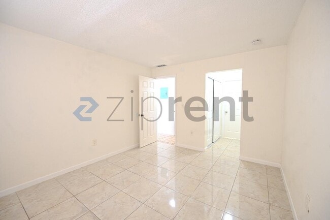 Building Photo - 6040 SW 26th St