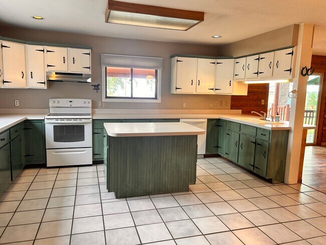 Building Photo - 10 Acres of Horse Property in Victor!