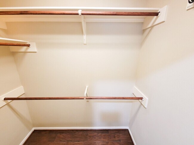 Building Photo - BEAUTIFUL 3 BEDROOM 2 BATH WITH WOOD TILE THROUGHOUT THE HOUSE!