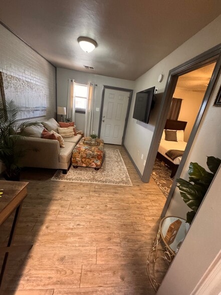 Building Photo - 1207 W Gore Blvd