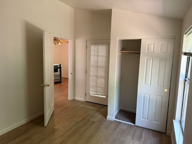 Building Photo - Modern 4 Bedroom 3 Car Garage Dixon *Star ...