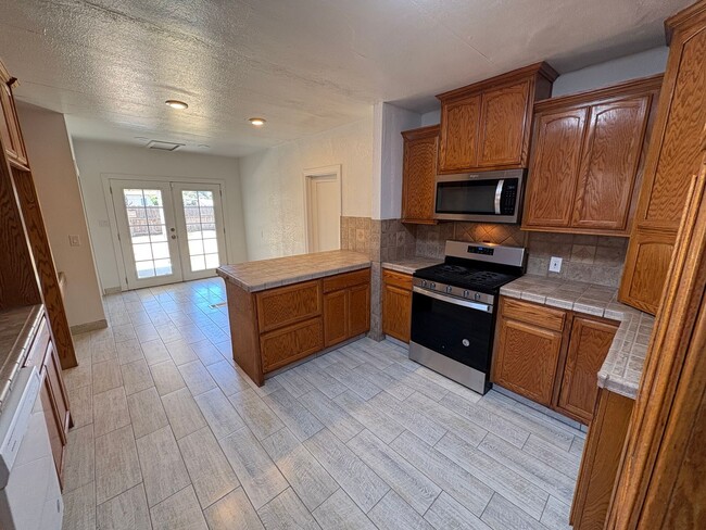 Building Photo - Spacious Tulare home Available Now!