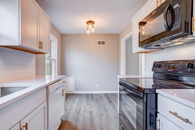 Building Photo - 828 S Apache Dr