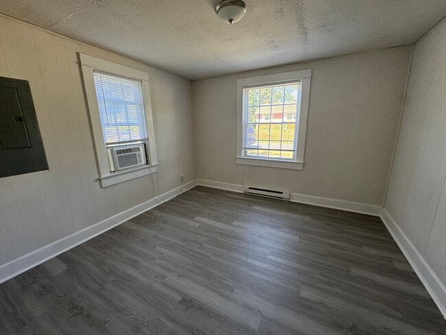 Building Photo - MINUTES TO DOWNTOWN FREDERICKSBURG - 2 BEDROOM COTTAGE