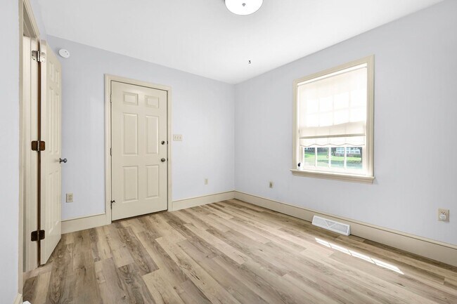 Building Photo - 684 Steinman Ct