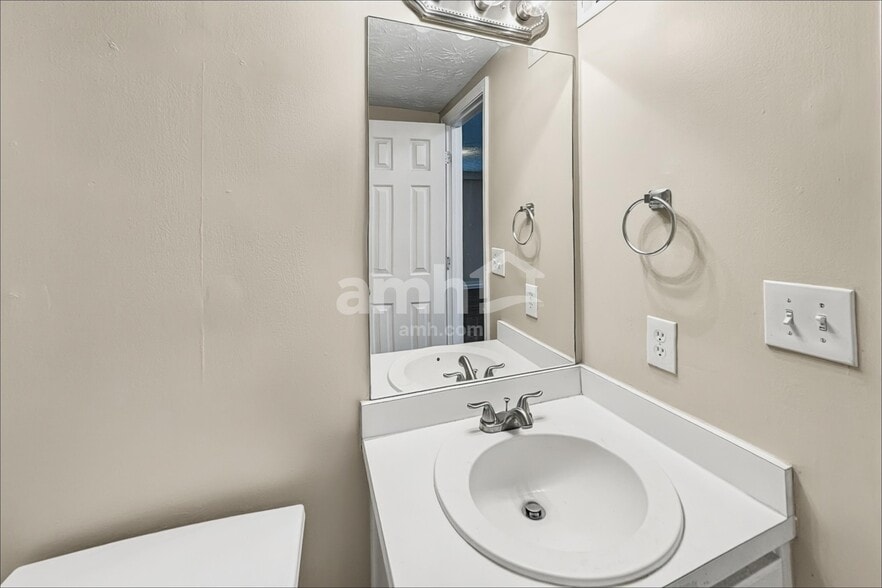 Building Photo - 900 Cline Petty Way
