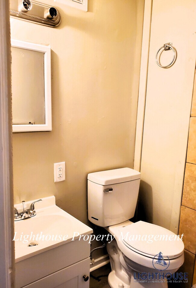 Building Photo - NEWLY RENOVATED 3 bed/2 bath!