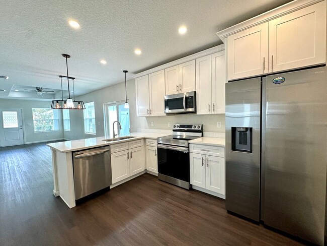 Building Photo - Live smart & stylish in this modern 3BR Eu...