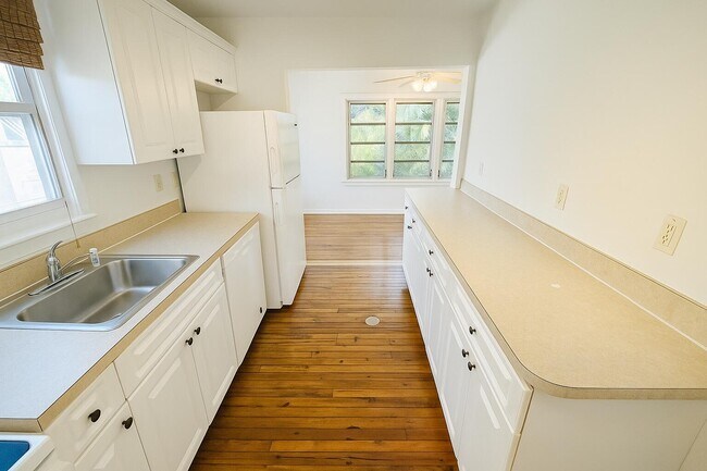 Building Photo - 415 6th Ave N
