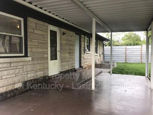 Building Photo - 2364 Shandon Dr