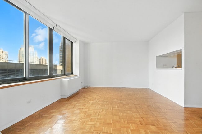 Building Photo - 161 W 61st St