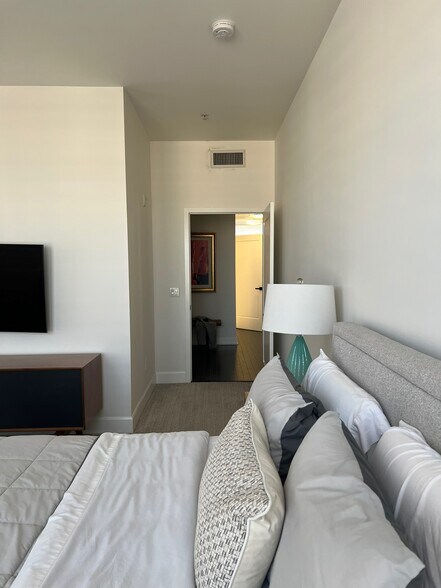 Building Photo - 300 E 4th St