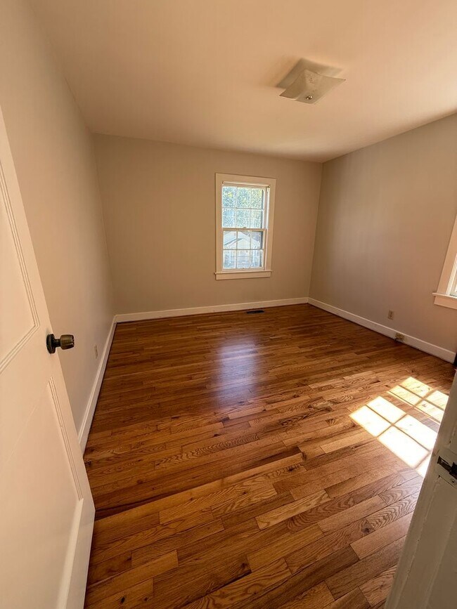 Building Photo - Charming 2 Bedroom Rental with Fresh Updates