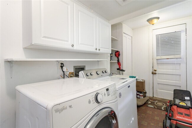 Building Photo - 56 Vassar St