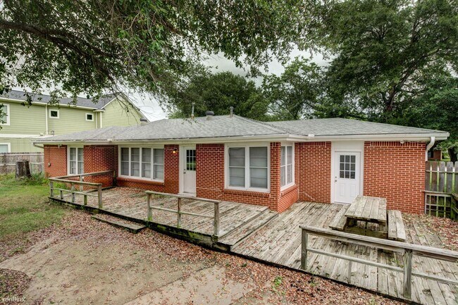 Building Photo - 301 Francis Dr