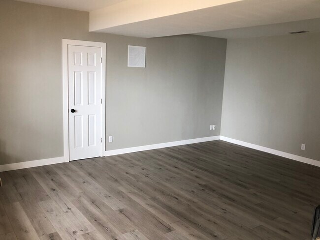 Building Photo - 12085 S Sherman Lake Dr