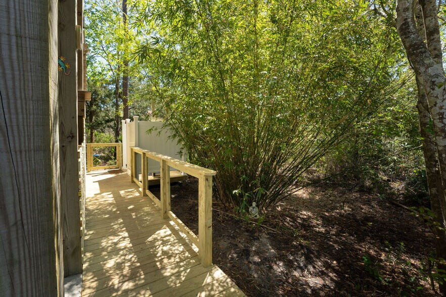 Building Photo - 211 Lewis Dr